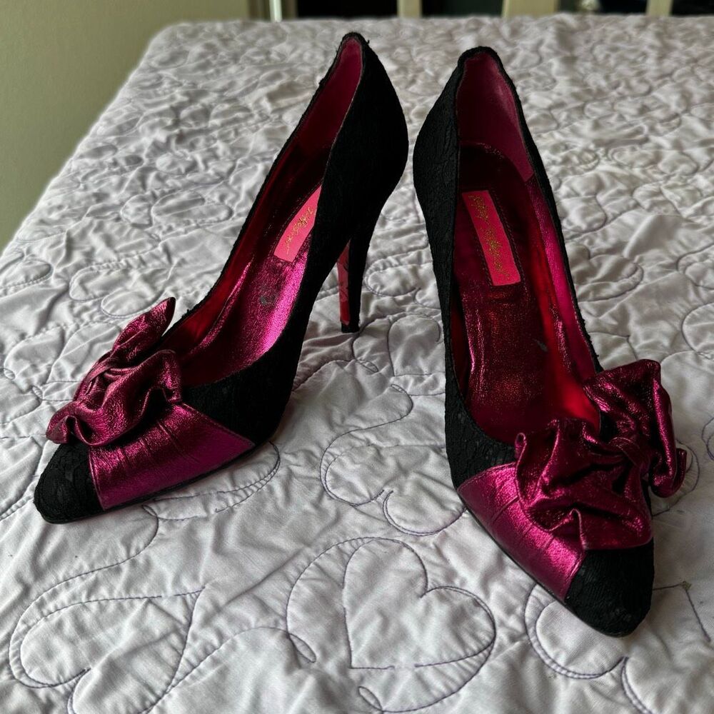 Betsey Johnson “Nila” Black Lace Peep-Toe Pump | Metallic Pink Bow & Cap Toe | S